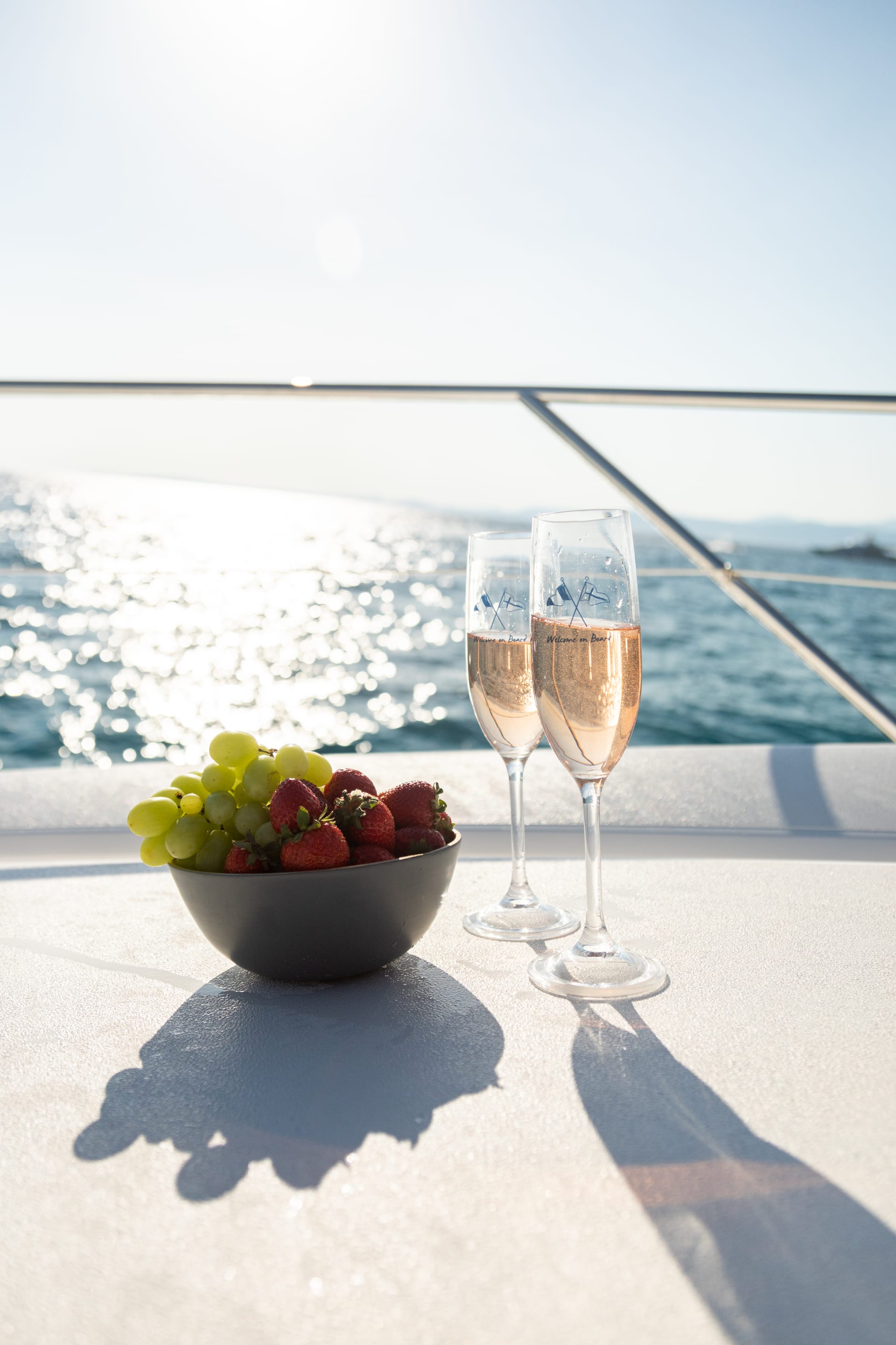 Boefje II — Aperitif an Deck bei Gegenlicht