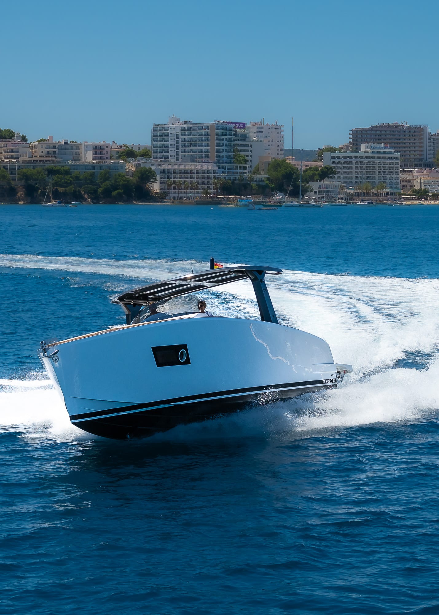 Tesoro T40 Joya — Profilansicht in Fahrt vor Palma