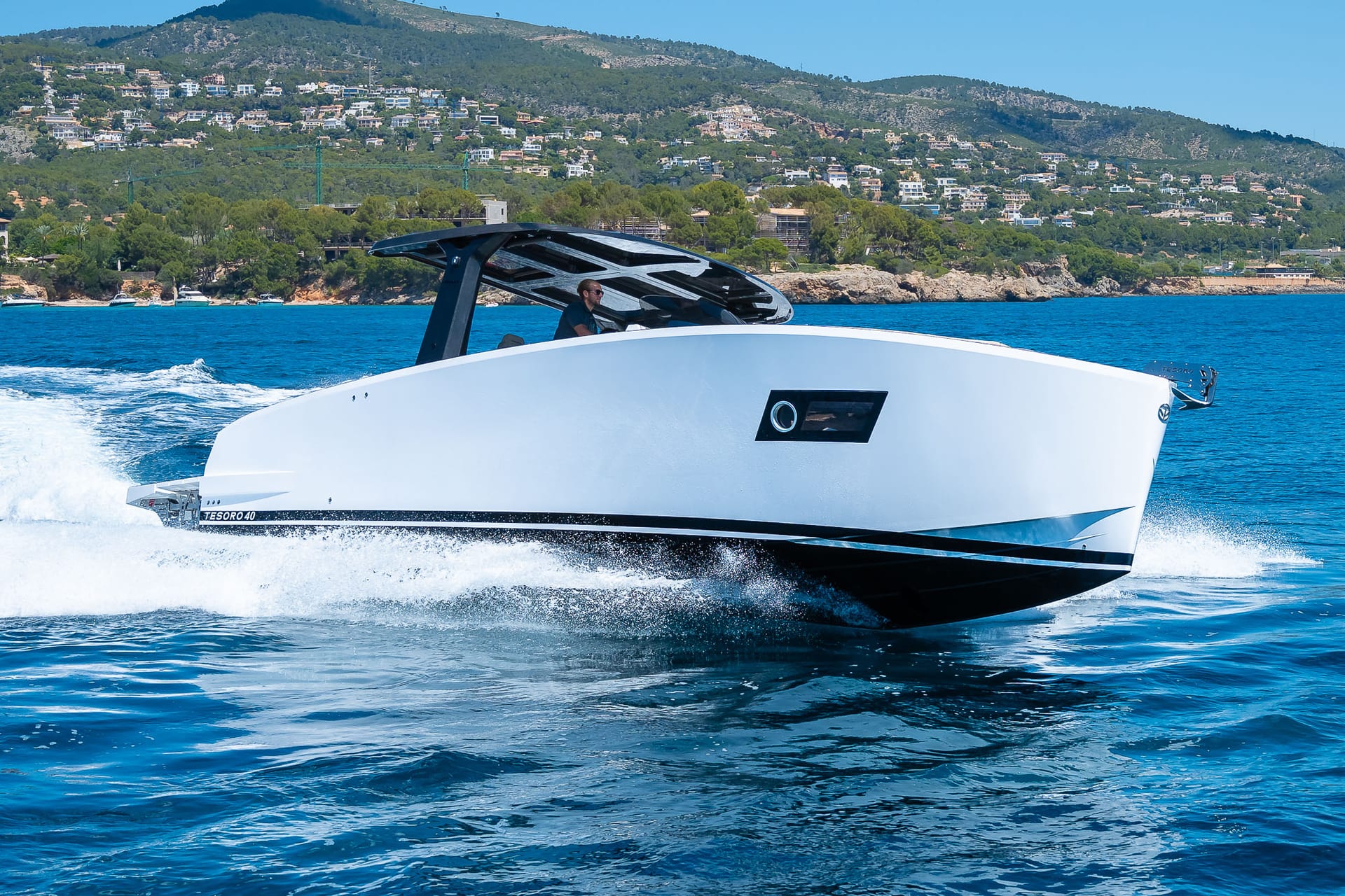 Tesoro T40 Joya — Bugansicht in Fahrt