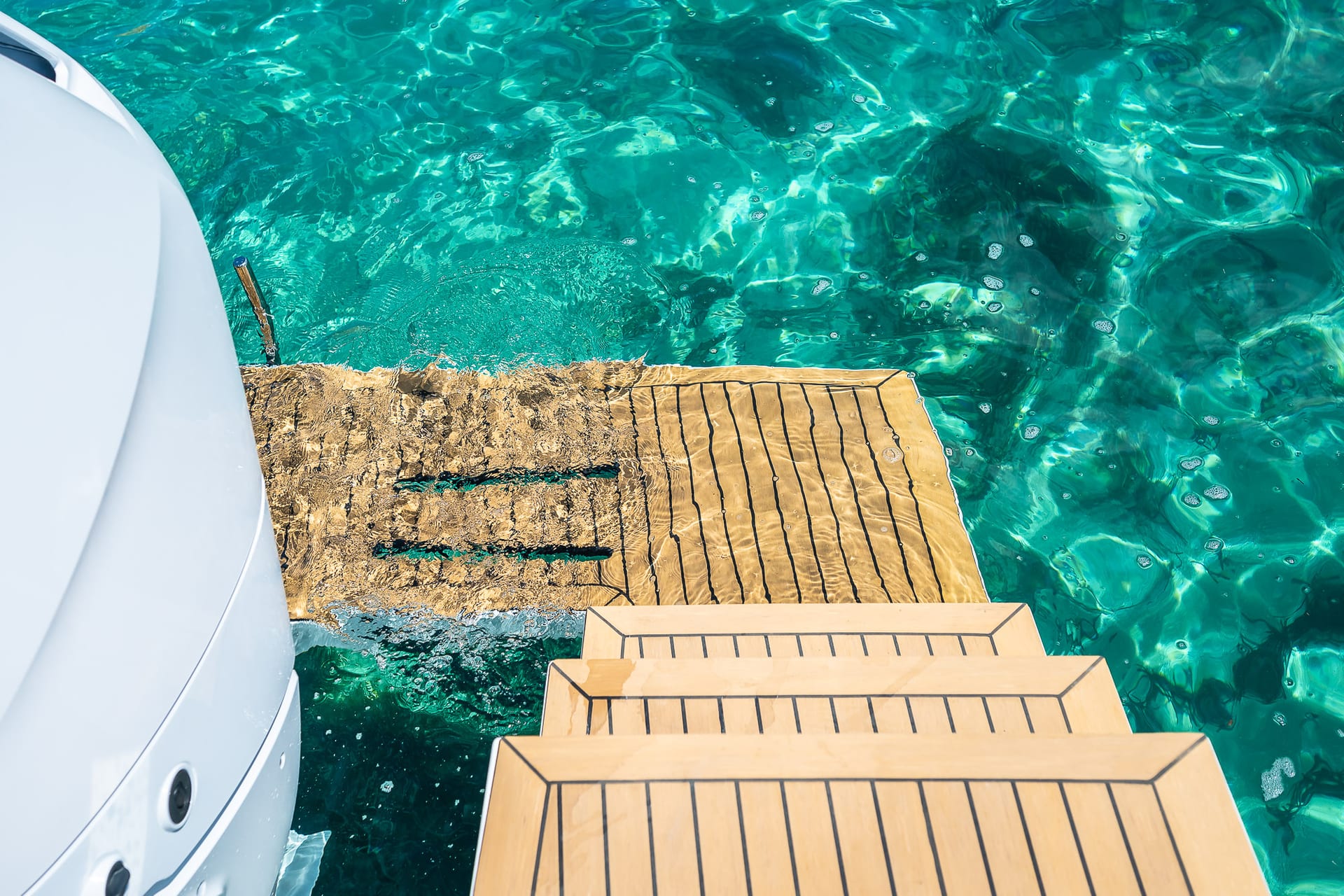 Joya — Badeplattform und Einstiegsstufen über türkisem Wasser