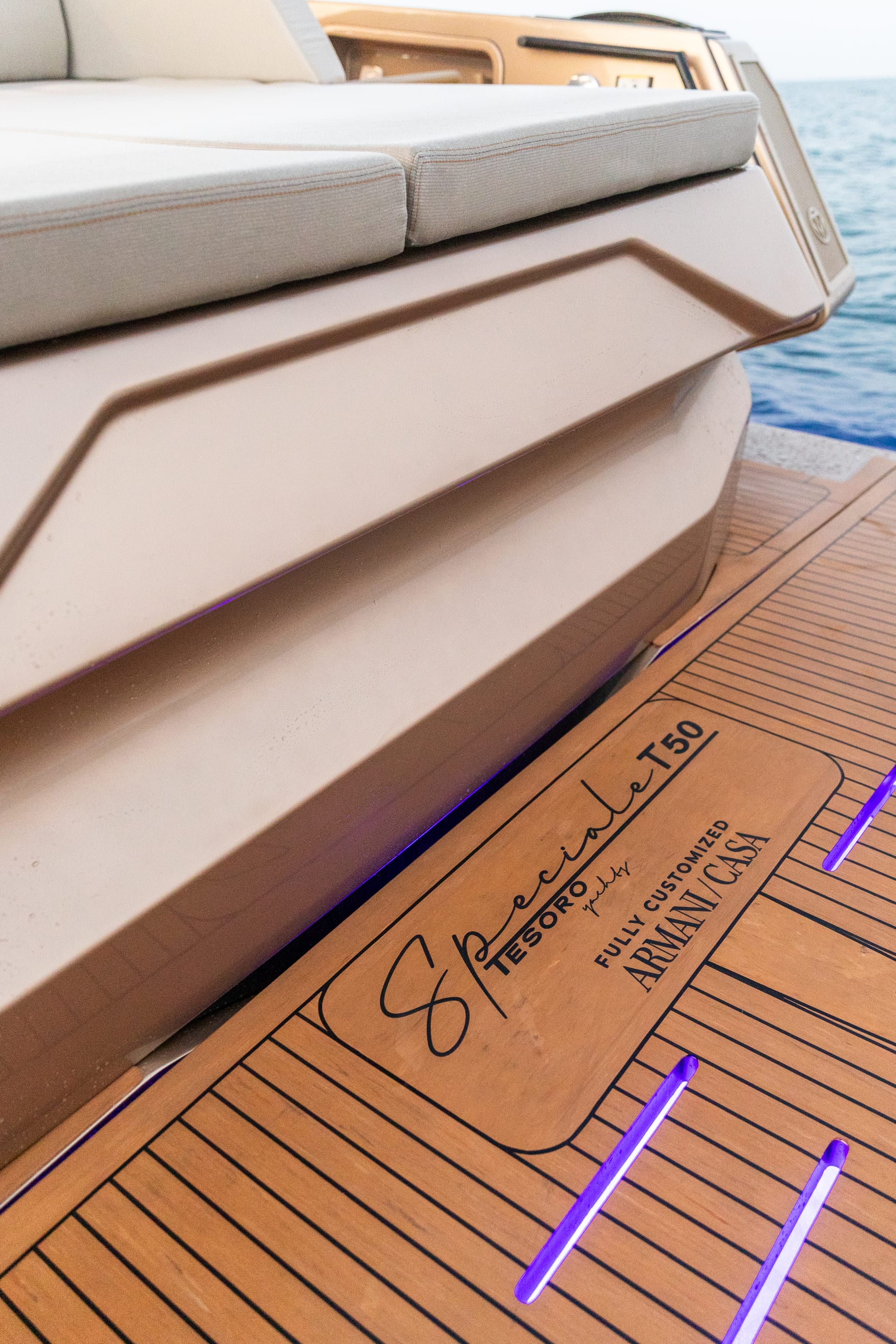 Gold Finger — Teakdeck mit Armani/Casa-Ausstattungsdetail