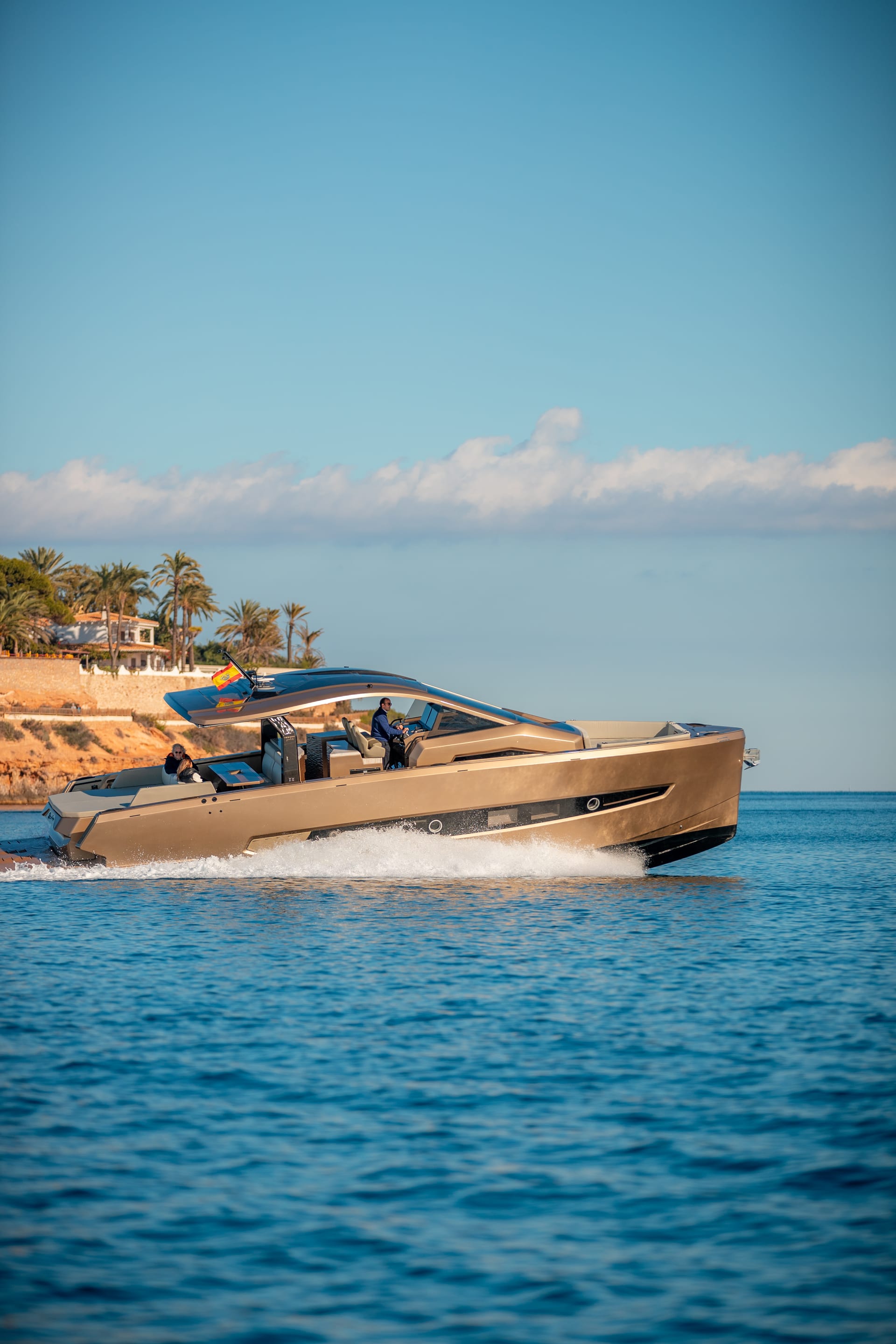 Tesoro T50 Speciale Gold Finger — Profilansicht in Fahrt vor der Küste